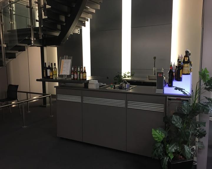 Lufthansa Senator and Business Lounge